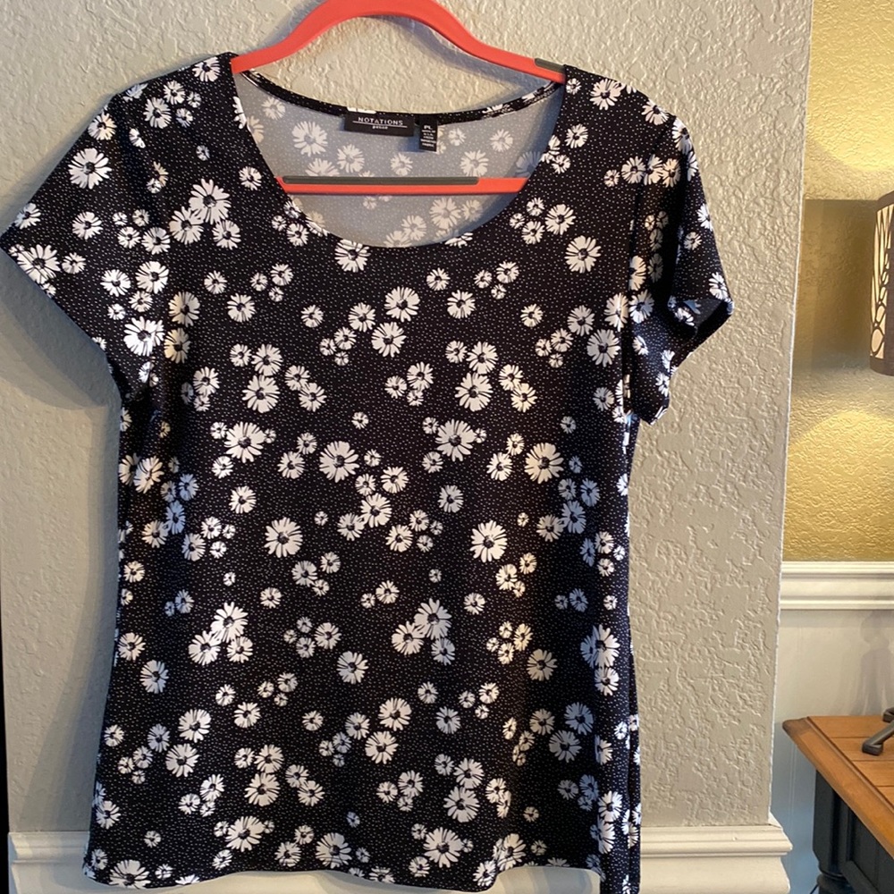 Ladies short sleeve top with a cute white daisy print Size PL navy/white